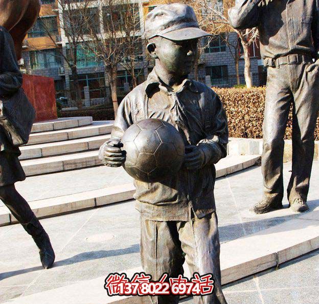 鑄銅雕塑，點綴小學廣場，傳遞小學生足球精神