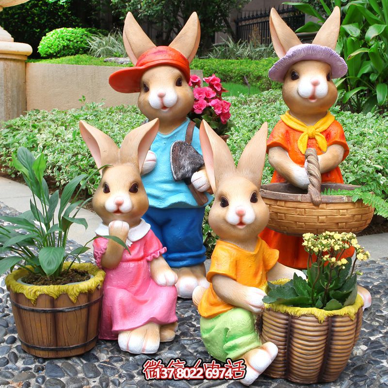 玻璃鋼彩繪兔子雕塑，為花園景區增添精彩