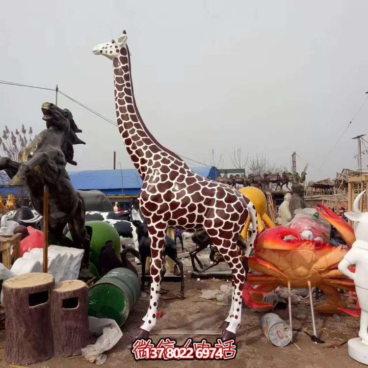 玻璃鋼長頸鹿雕塑，為戶外園林景觀增色