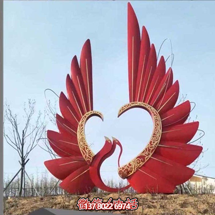 大型不銹鋼彩繪抽象鳳凰雕塑，為公園燈光亮化景觀