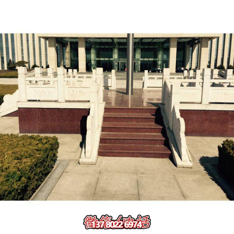 精美雕塑裝飾欄桿，增添學校廣場升旗臺象征意義