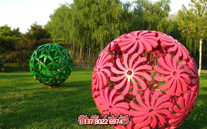 創(chuàng)意粉色鏤空球雕塑，為公園草坪增添童趣