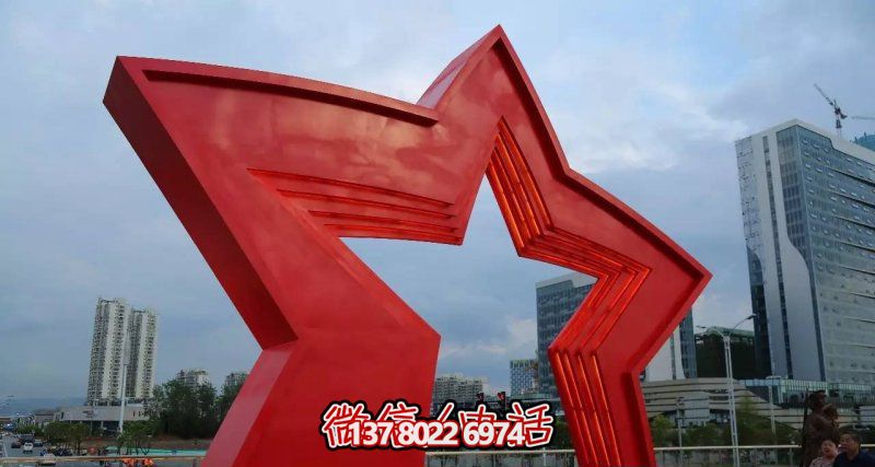 不銹鋼雕塑拱門，點綴景觀廣場