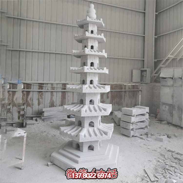 天然青石多層石佛塔，雕刻精美，為寺廟擺放