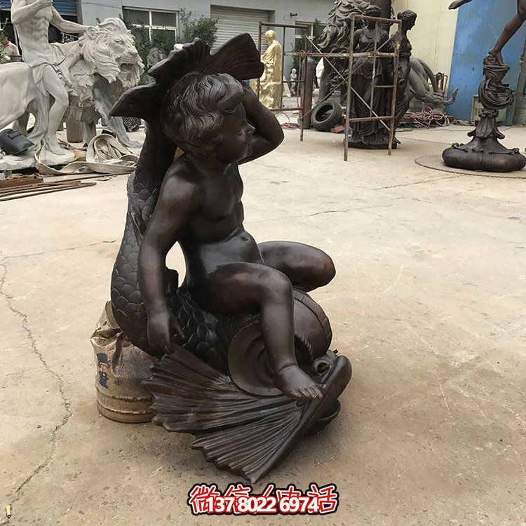 創意銅雕魚坐椅，讓兒童享受景觀之美