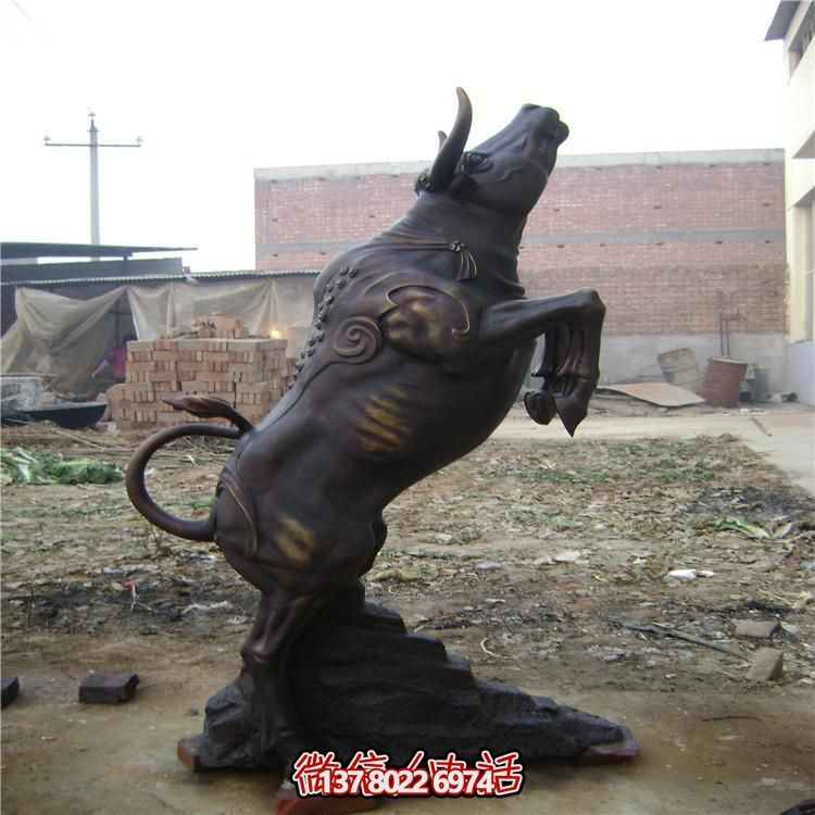 牛年奮進雕塑，玻璃鋼仿銅戶外景區農耕積極雕塑