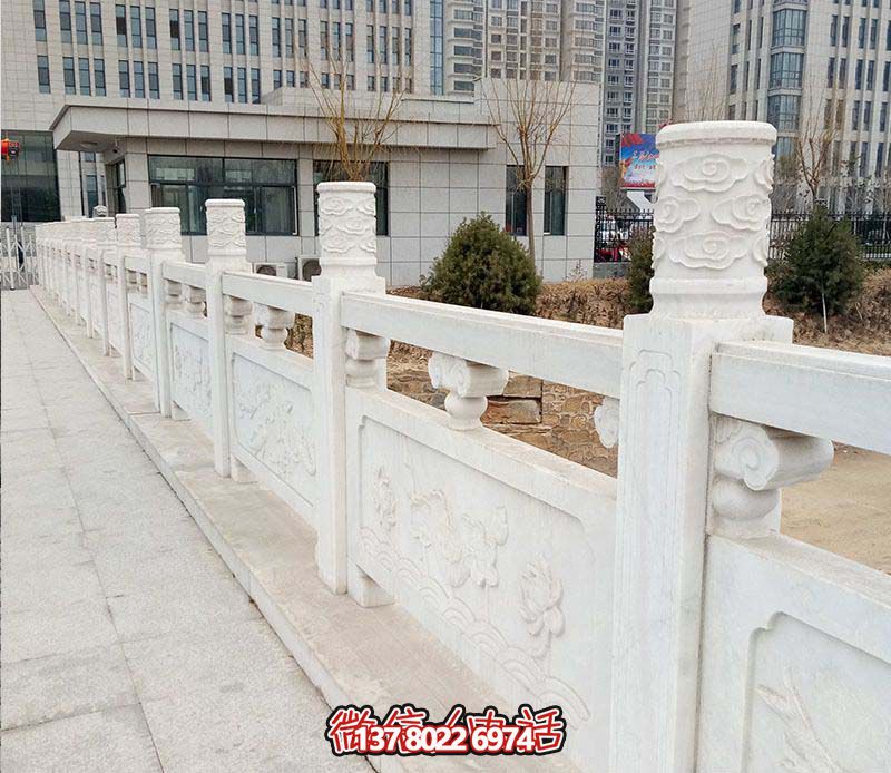 漢白玉鑲嵌欄桿扶手，點綴走廊裝飾，為城市花園添彩