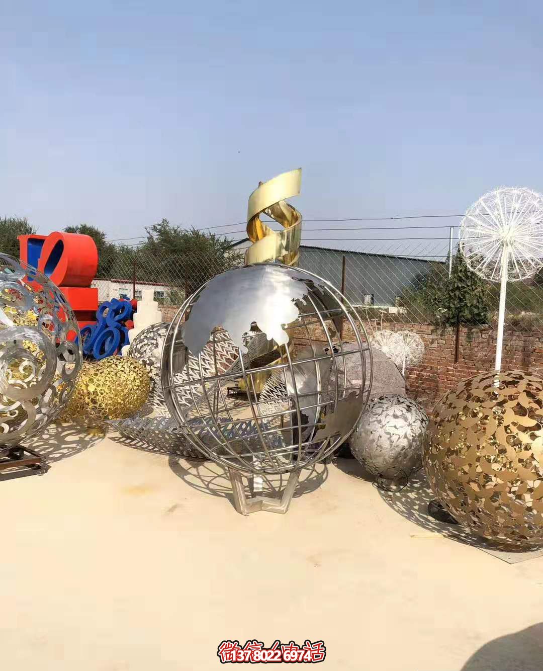 不銹鋼拋光地球儀雕塑，營造公園游樂場氛圍