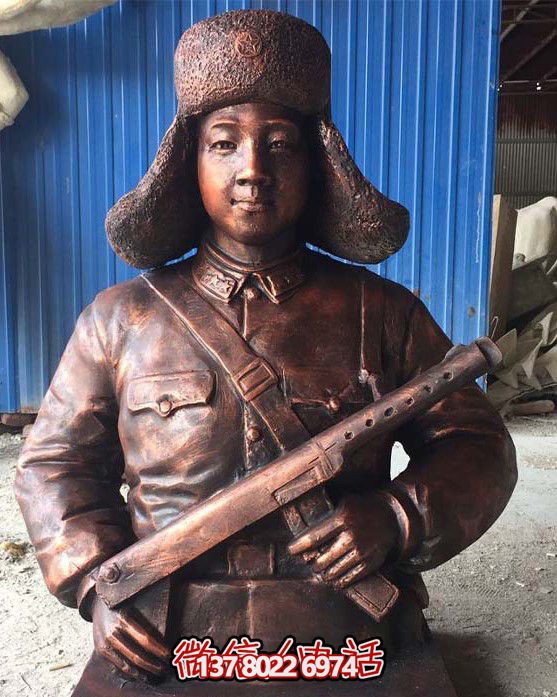 不銹鋼仿銅雷鋒持槍雕塑，現代雷鋒屹立于戶外景區