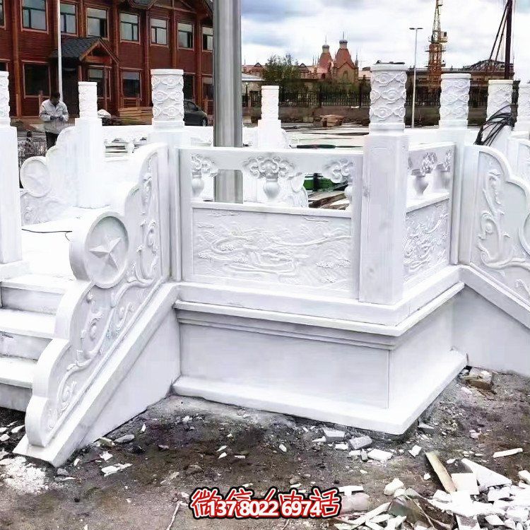 漢白玉升旗臺，做工精美，安全防護欄桿