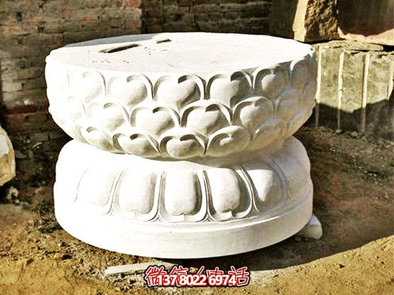 漢白玉制須彌座佛像，以精美圓形飾就古樸寺院