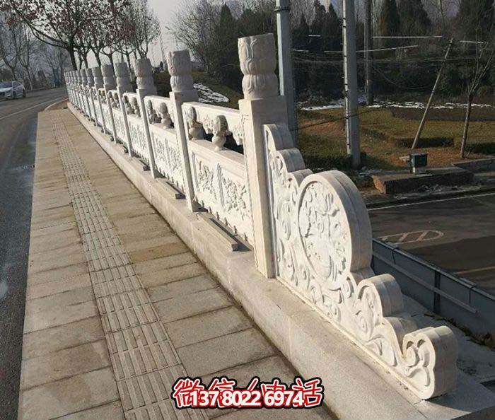 現(xiàn)代城市綠化防護欄桿，融入自然元素的花崗巖石雕