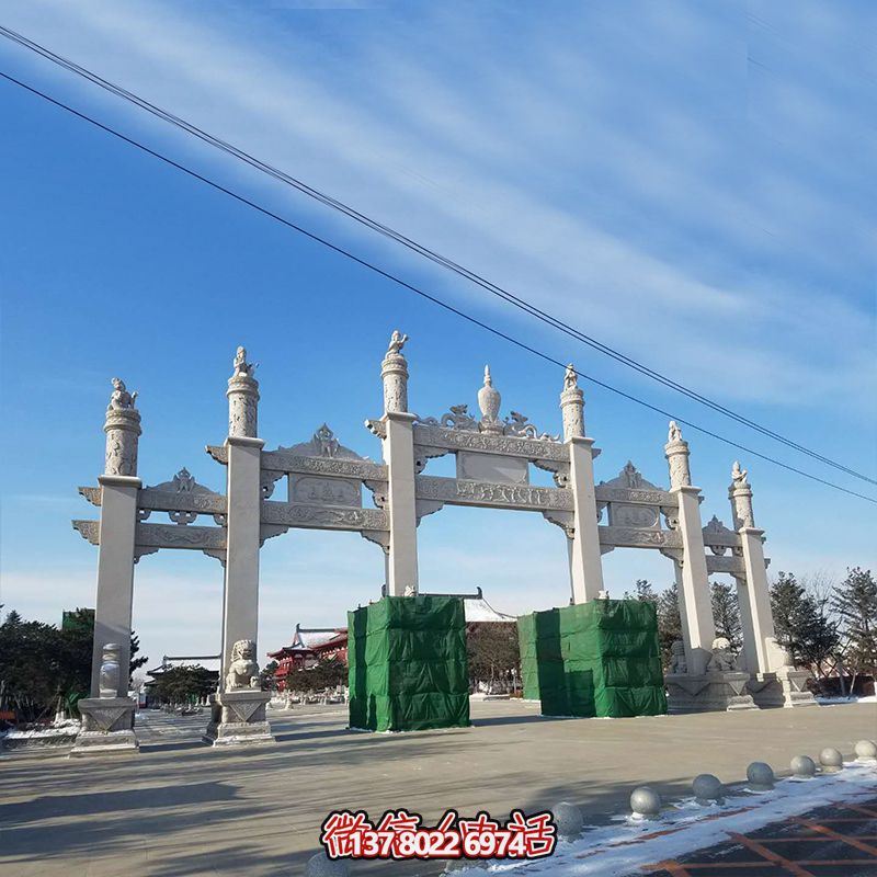 新款漢白玉牌坊，美觀而古樸的石六柱，為寺院和景區(qū)增添靈氣