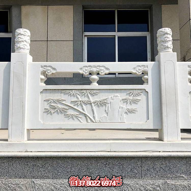 精致古典庭院雕飾浮雕石柱、欄桿、欄板，營造溫馨園林