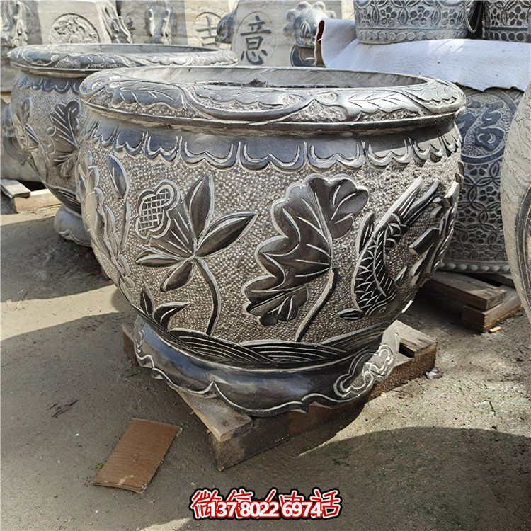 古建庭院蓄水缸，用青石點綴