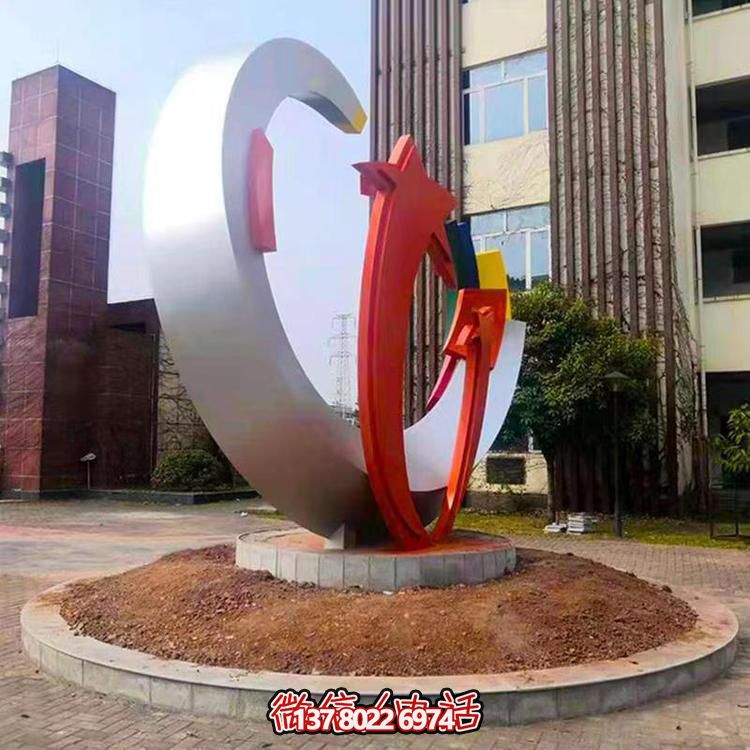 精致不銹鋼月牙雕塑，打造現代都市景觀