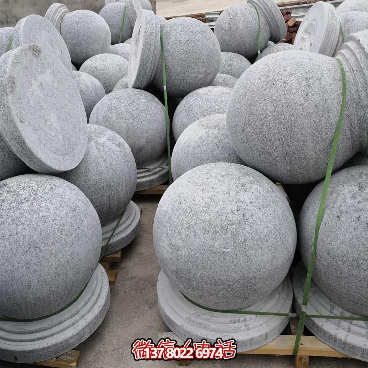 精美石雕車阻，點(diǎn)綴公園美景