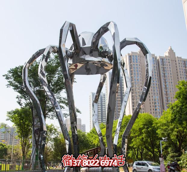 不銹鋼長(zhǎng)腿螃蟹雕塑，為公園增添創(chuàng)意裝飾