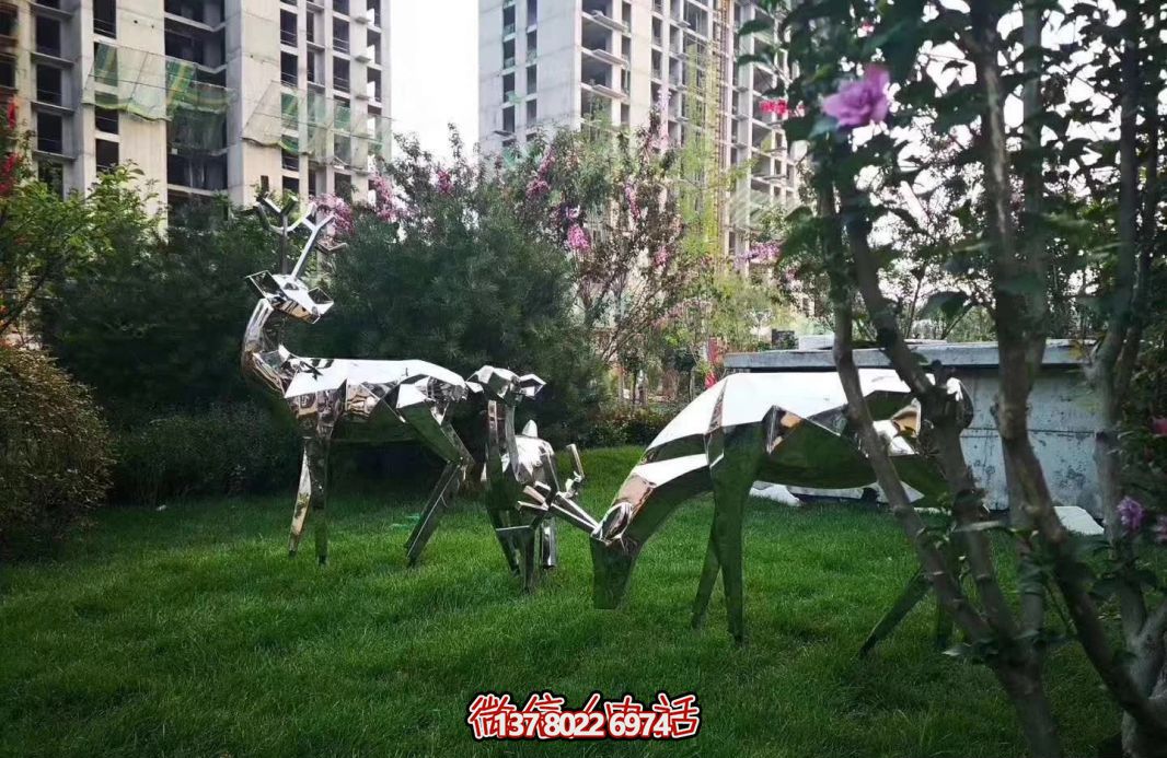 不銹鋼梅花鹿雕塑，讓公園草坪更美麗