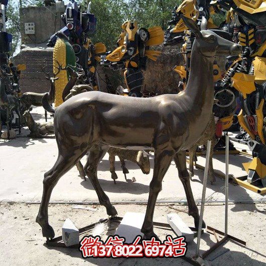 精美雕塑鹿，點綴園林景觀，增添藝術氣息