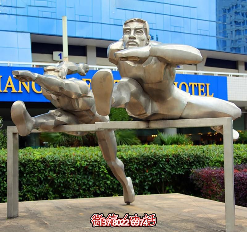 高科技不銹鋼跨欄雕塑裝置，傳承體育運動主題人物