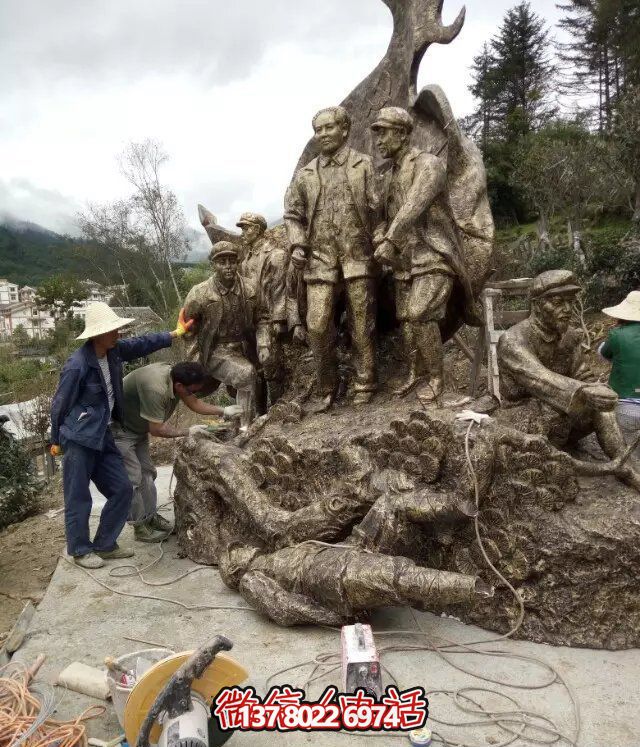 偉人紀念銅雕雕塑，讓廣場上洋溢著熱情