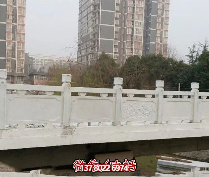 漢白玉鑲嵌欄桿，雕塑點綴美麗小區公園