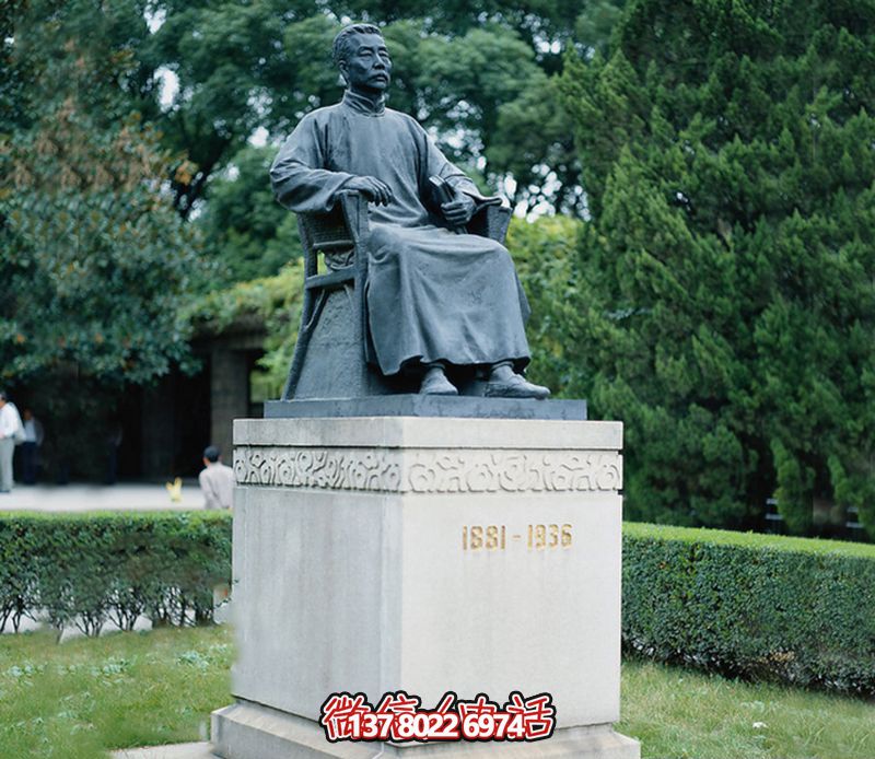 公園廣場(chǎng)大型景觀坐著石柱上面的玻璃鋼魯迅雕塑 公園廣場(chǎng)大型景觀坐著石柱上面的玻璃鋼魯迅雕塑