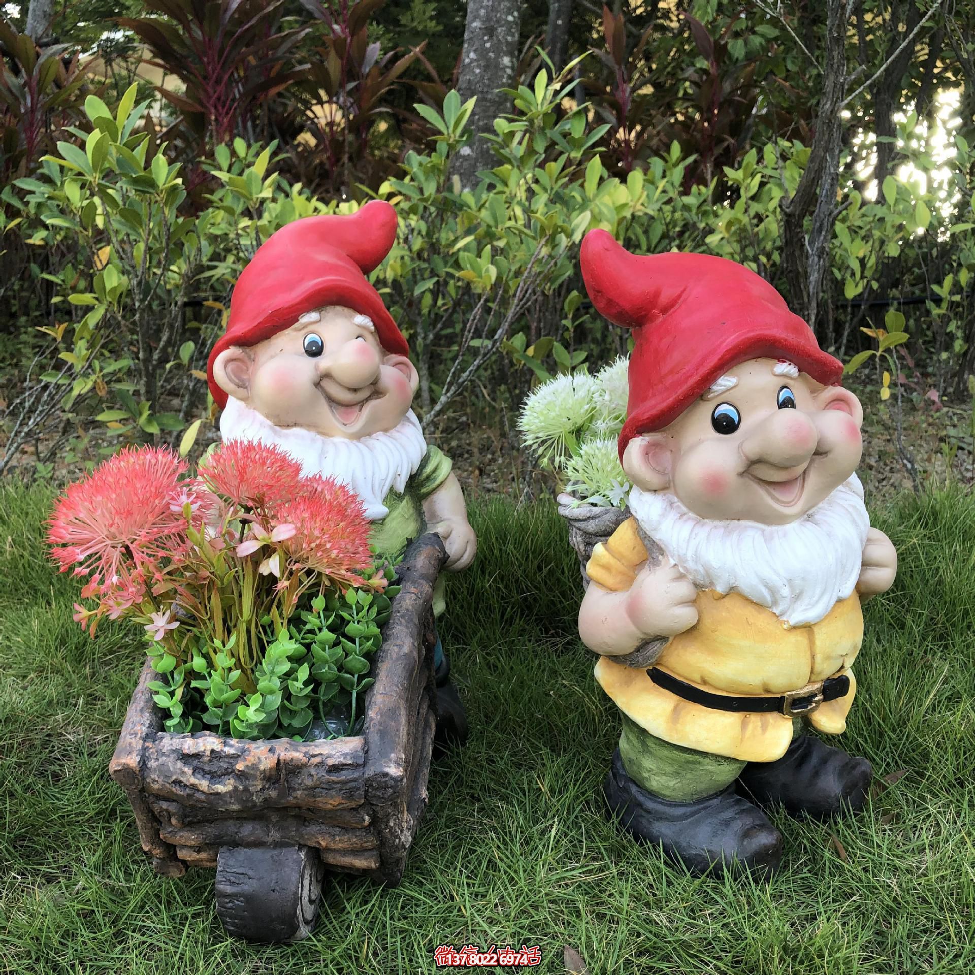 公園里擺放的一只手推花車和一個背筐的玻璃鋼卡通藍精靈雕塑 公園里擺放的一只手推花車和一個背筐的玻璃鋼卡通藍精靈雕塑