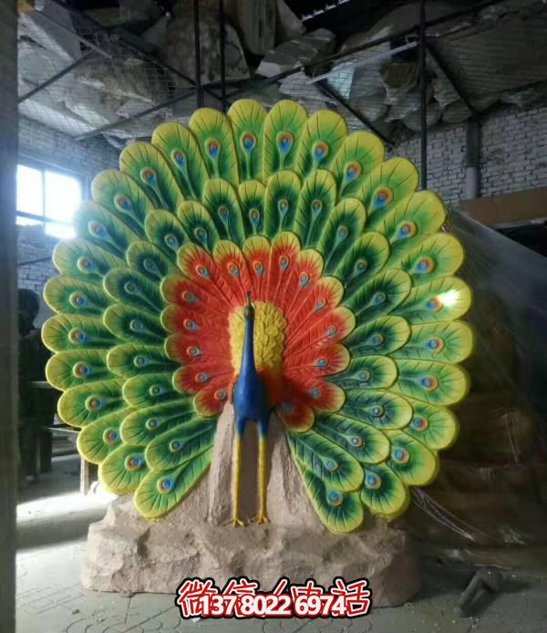 公園里一只開屏玻璃鋼彩繪孔雀雕塑 公園里一只開屏玻璃鋼彩繪孔雀雕塑