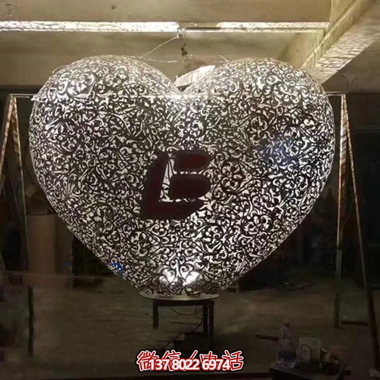 不銹鋼鏤空戶外大型發(fā)光愛心雕塑