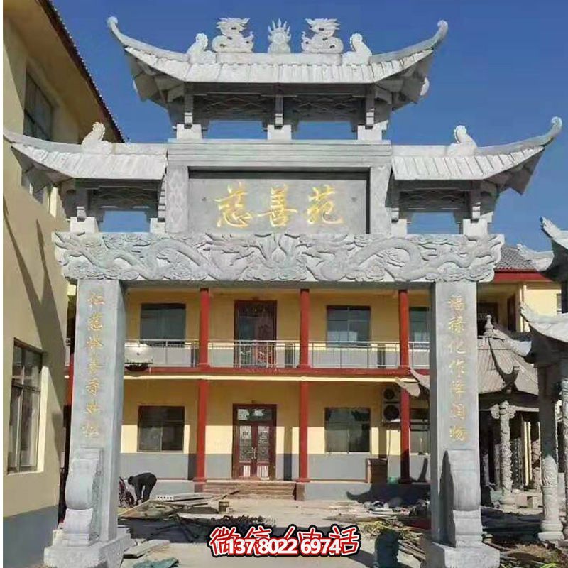 青石村口前擺放單門(mén)牌樓石牌坊 青石村口前擺放單門(mén)牌樓石牌坊