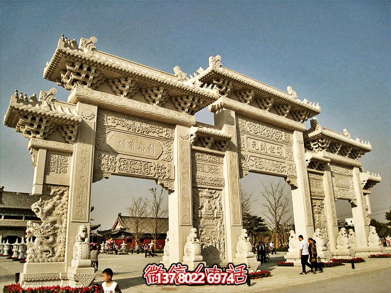 寺廟門(mén)前擺放漢白玉浮雕鏤空工藝三門(mén)石雕牌樓