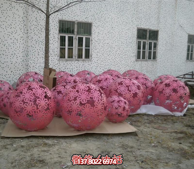 景區創意不銹鋼粉色花花鏤空球雕塑 景區創意不銹鋼粉色花花鏤空球雕塑