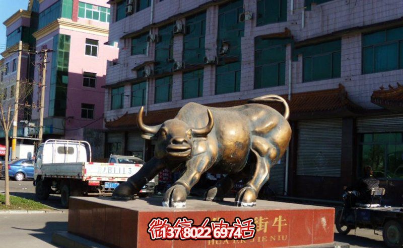 廣場上擺放的銅色的玻璃鋼創(chuàng)意華爾街牛 廣場上擺放的銅色的玻璃鋼創(chuàng)意華爾街牛