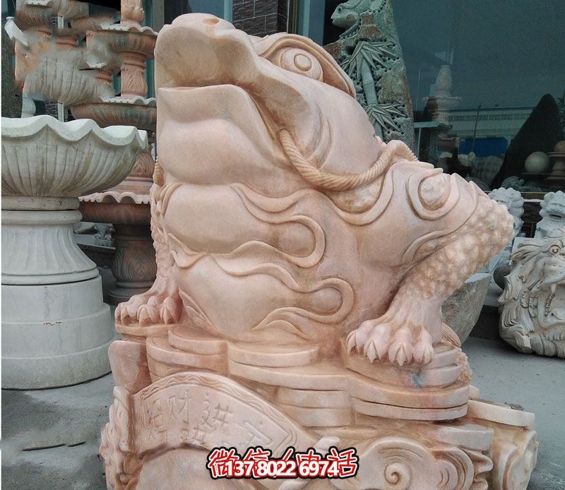 公園里擺放的一只兇惡的花崗巖石雕創(chuàng)意金蟾雕塑 公園里擺放的一只兇惡的花崗巖石雕創(chuàng)意金蟾雕塑