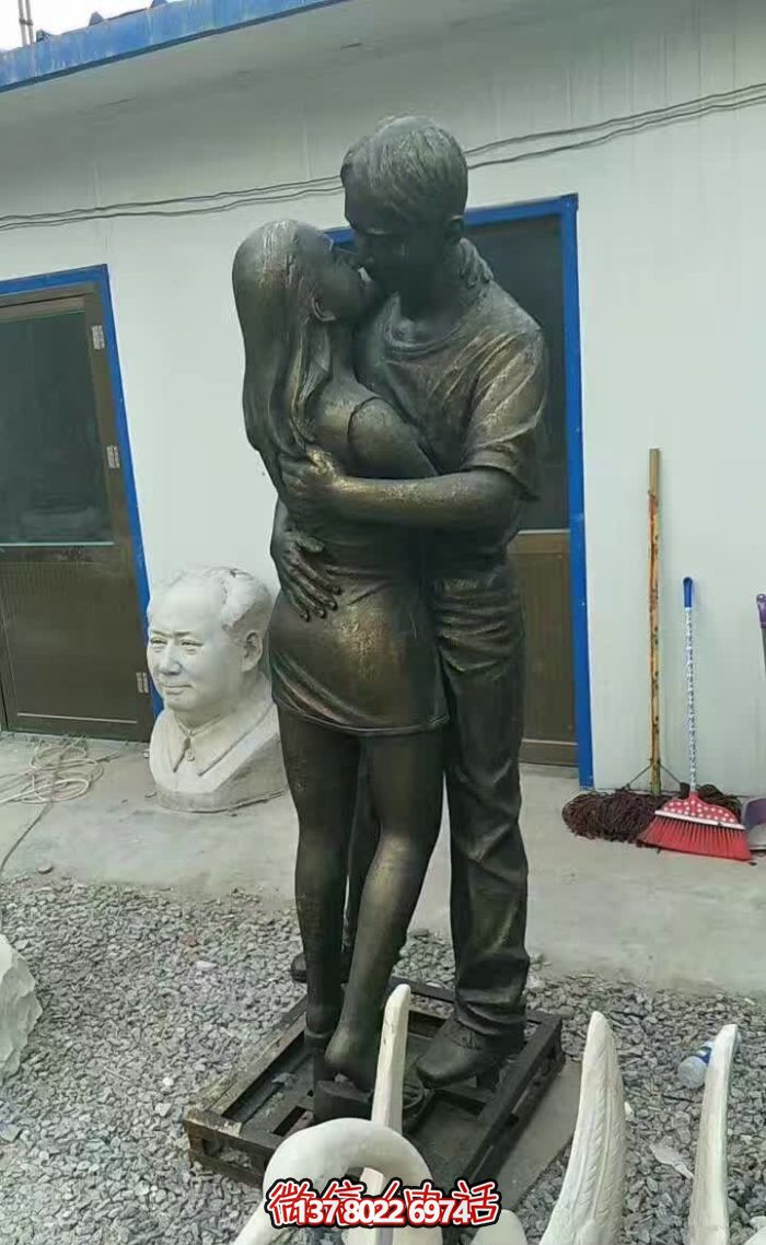 景區(qū)銅雕擁抱親吻的情侶銅雕 景區(qū)銅雕擁抱親吻的情侶銅雕