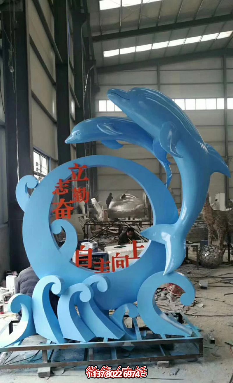 校園兩只藍色帶字的不銹鋼海豚雕塑 校園兩只藍色帶字的不銹鋼海豚雕塑