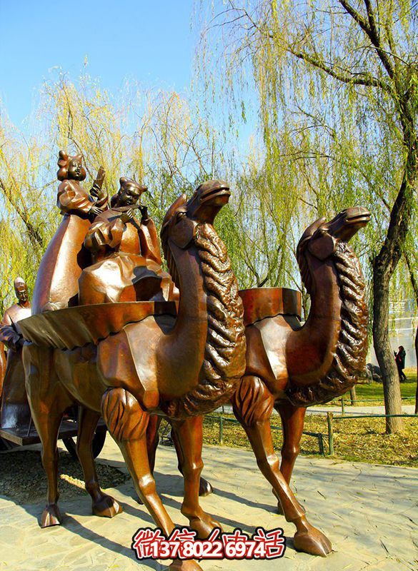 公園倫理擺放的兩只馱著小孩的玻璃鋼創(chuàng)意駱駝雕塑 公園倫理擺放的兩只馱著小孩的玻璃鋼創(chuàng)意駱駝雕塑